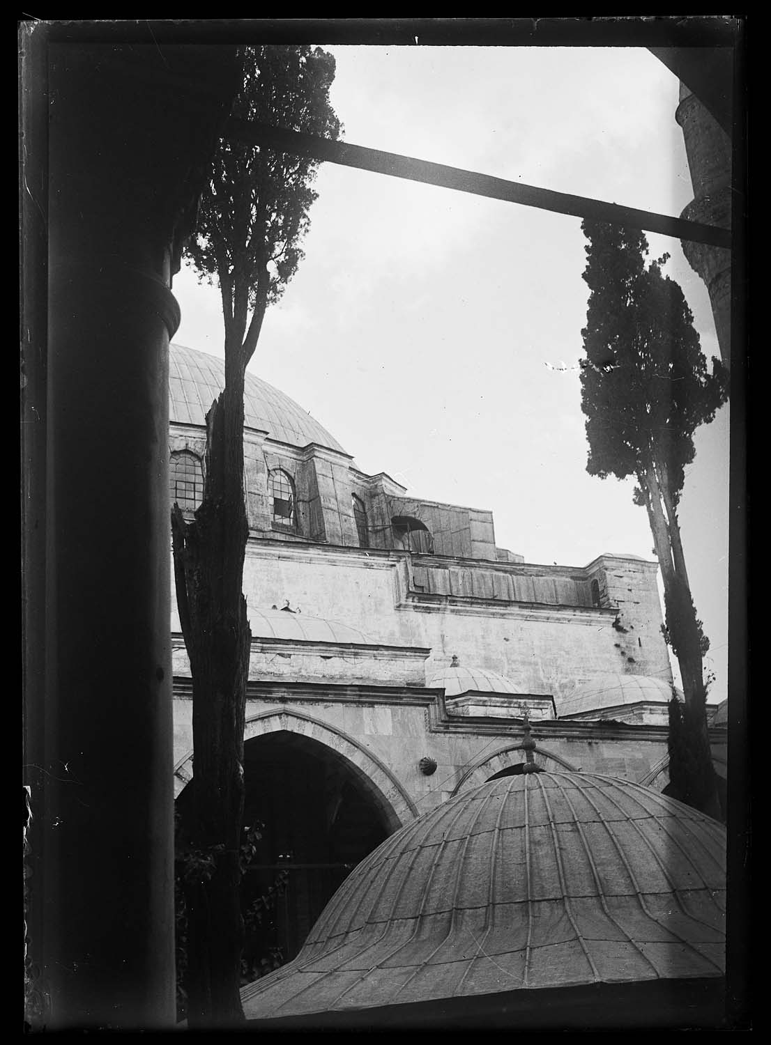 La coupole vue d'une arcade de la cour intérieure